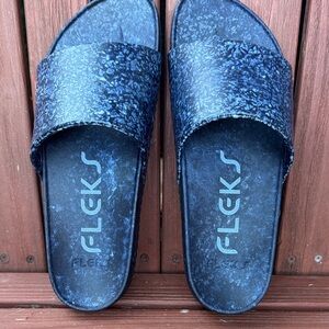 Flecks East Beach Slide in speckled blue color